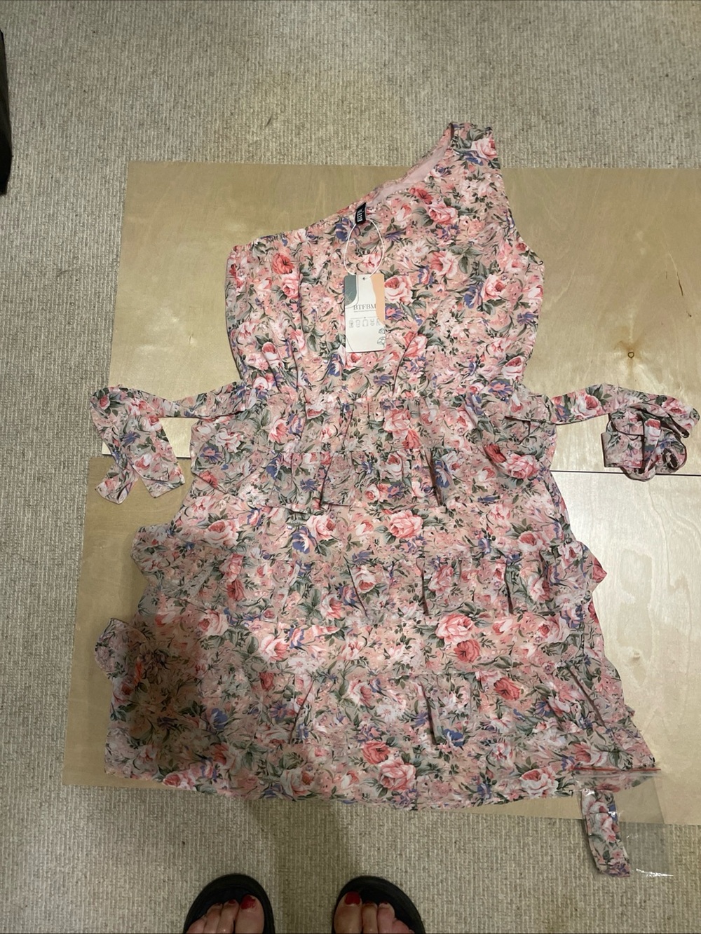 Women’s juniors Size Small One-Shoulder Pink Floral Ruffle Dress